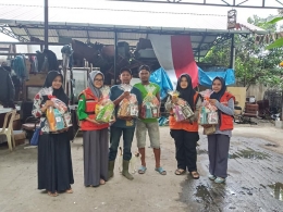 Berbagi parsel lebaran pada petugas pengumpul sampah kampus USU Medan (Dok. Relindo Sumut 31/5/2019)