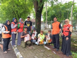 Berbagi parsel lebaran pada petugas pembersih parit dan pembabat rumput kampus USU Medan (Dok. Relindo Sumut 31/5/2019)