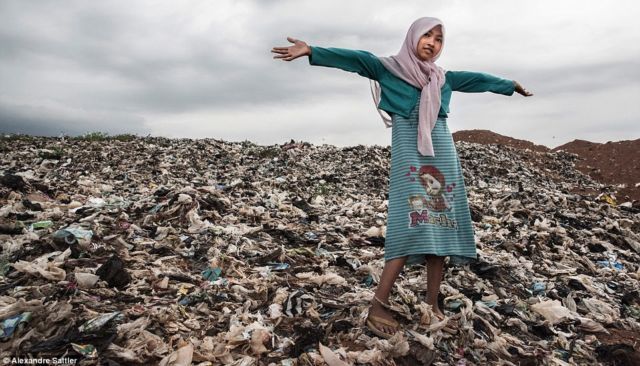 Anak pemulung di Bantar Gebang sebagai ilustrasi (foto:Dailymail.co.uk)