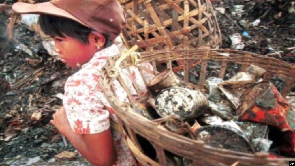 Anak pemulung sampah dengan keranjang di punggung, sebagai ilustrasi (foto:VOAIndonesia)