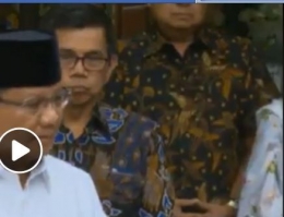 SBY nampak menunggu, sebelu melipat tangan | Gambar: Tangkapan Youtube