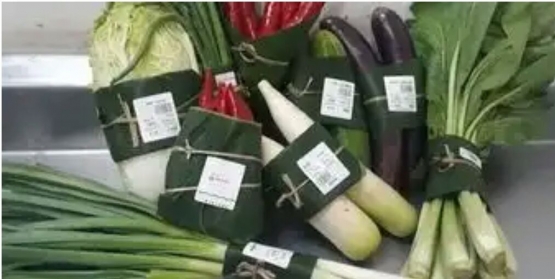 Daun pisang kemasan sayur di Bintang Supermarket Bali (Facebook Bintang Supermarket Bali)