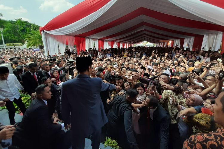 https://nasional.kompas.com/read/2019/06/05/12191351/jokowi-keluar-istana-temui-masyarakat-yang-antre-di-monas