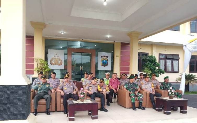 Dandim 0815 Saat Apel Gelar Pasukan Pam Malam Takbir & Hari Raya Idul Fitri 1440 H (Pendim 0815 Mjk)