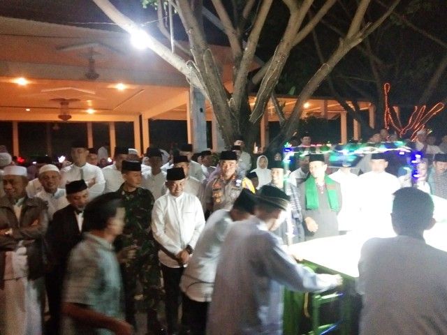 Bupati Bantaeng (tengah mengenakan baju putih) menyaksikan peserta Lomba Takbiran Keliling dan Lomba Miniatur Masjid (04/06/19).dokpri