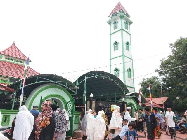 Jama'ah saling bermaafan usai Shalat Ied di Masjid Besar Taqwa Tompong (05/06/19).