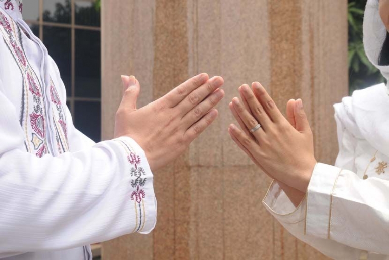 saling bermaafan di Idul Fitri (sumber:bincangsyariah.com)