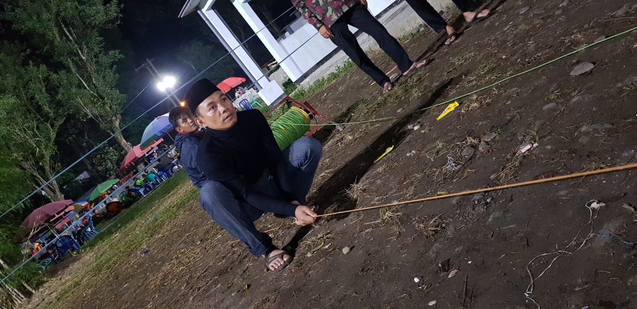 foto Dokpri. Pemasangan tali untuk jamaah agar shaf rapi