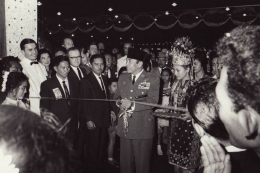 Presiden RI Soekarno menggunting pita pembukaan Hotel Indonesia (5/8/1962).(Dok.Hotel Indonesia melalui Kompas.com)