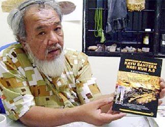 Dr. Abdul Manan Embong saat menunjukkan mengenai bahtera Nabi Nuh AS (Foto : cheklem.blogspot.com)
