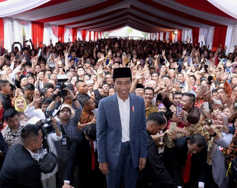 Presiden RI, Joko Widodo, berlebaran bersama masyarakat | Foto: Akun Twitter Joko Widodo