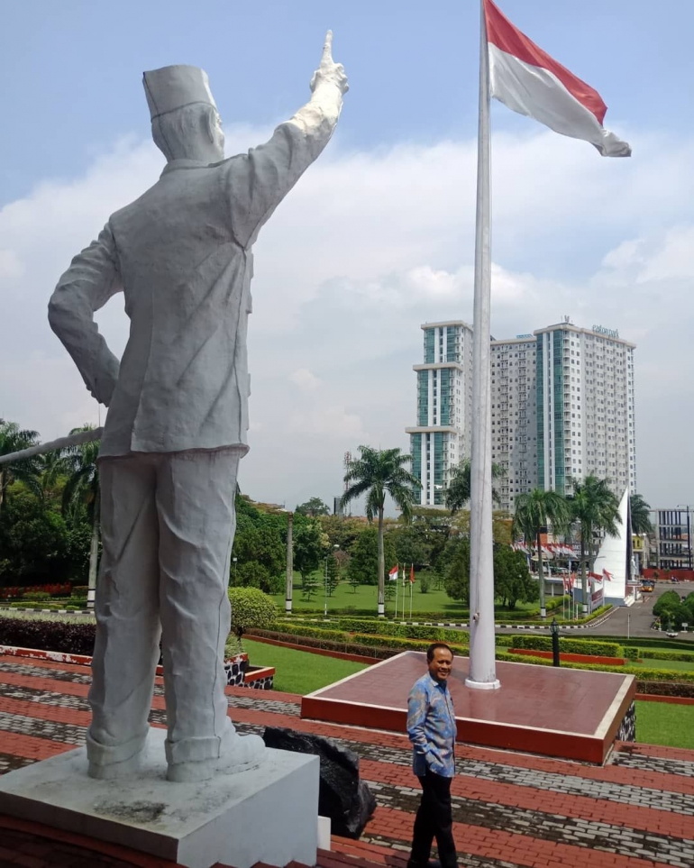 Patung Bung Karno di STPDN / foto Aris Heru Utomo