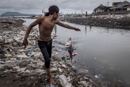 Ilustrasi Anak-anak, Sampah di Pantai Muncar, Jawa Tengah (Foto : Huffpost)
