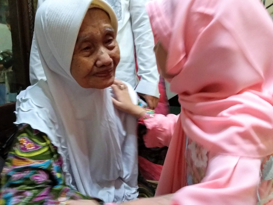 Sang cucu menatap wajah sang nenek yang dicintai. Foto | Dokpri