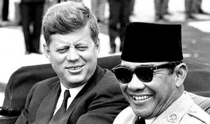 Ir Soekarno dgn John F Kennedy (notepam.com)