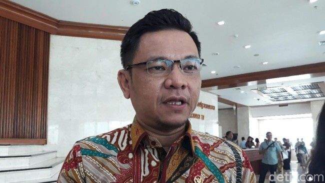 Ace Hasan Syadzily, wakil ketua TKN menghimbau agar Gerindra jangan kegeeran. Sumber: detik.com (6/6/2019).