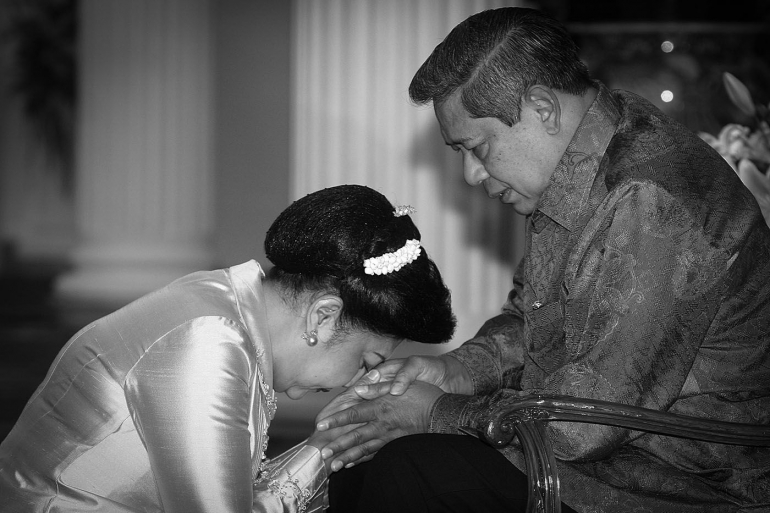 Ani Yudhoyono melakukan sungkeman di Hari Raya Idul Fitri 1 Syawal 1432 H di Istana Negara, Jakarta (Widodo S. Jusuf - Antara Foto, 2011)