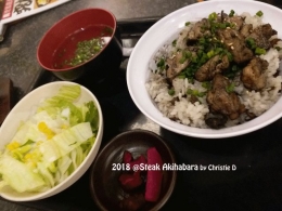 Dokumentasi pribadi | Steak daging sapi di iris kecil2 dengan bumbu khas Jepang yang di tuangkan sake. Dengan nasi, miso soup, salad dengan sayuran segar .....