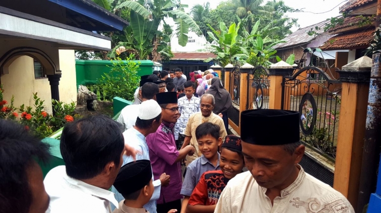Warga berbaris dan saling bersalaman serta meminta maaf |Dokumentasi pribadi