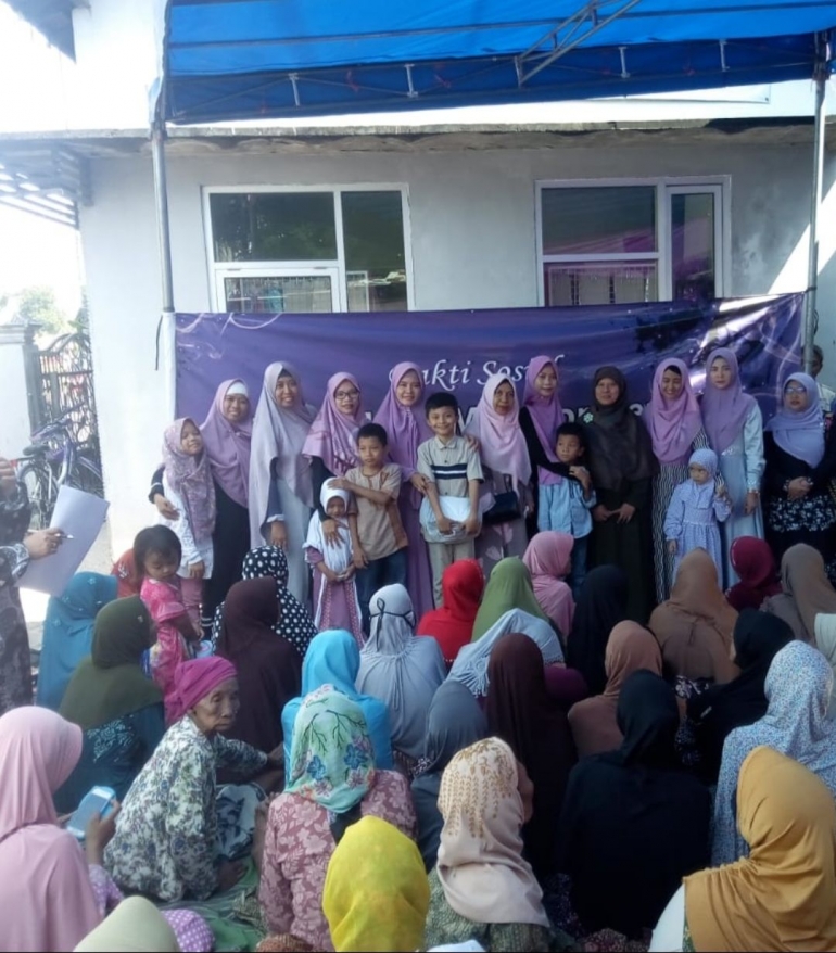 Kesalehan Sosial: Baksos External Warga JMP memberikan 175 paket sembako kepada para janda tua dan dhuafa di Sidoarjo (dokpri)