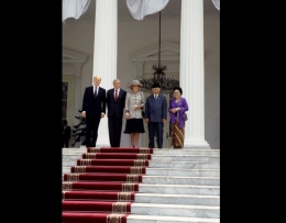 Staatsbezoek. De koninklijke familie prins Willem-Alexander, prins Claus, koningin Beatrix, en de president van Indonesi Soeharto en zijn vrouw, op het bordes van het Merdeka paleis (Nationaal Archief, 1995)