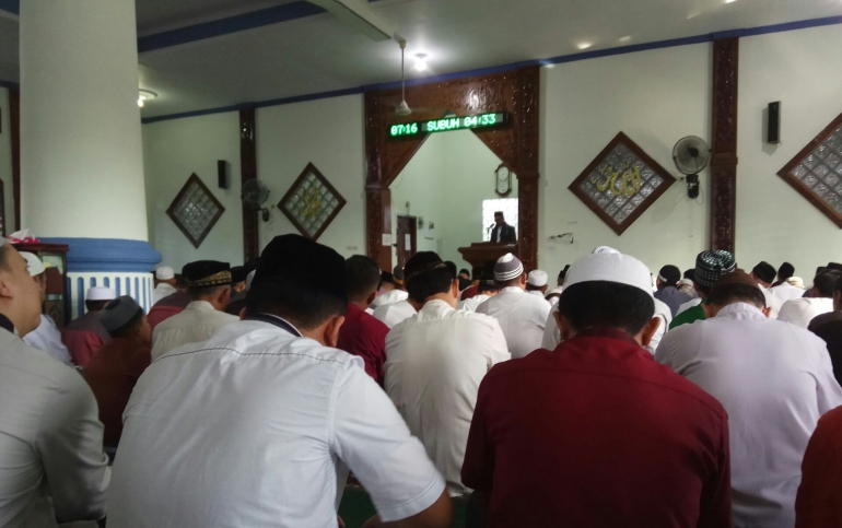 Jemaah sholat Ied di masjid Baithul Muhajirin RSS Sungailiat sedang mendengarkan khotbah Idul fitri 1440H (dokpri) 
