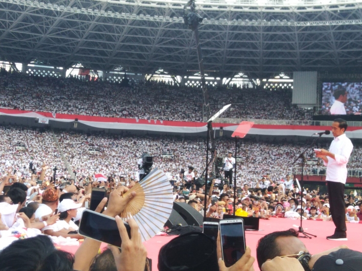 Calon presiden Joko Widodo menyampaikan rasa bahagia di hadapan massa pendukungnya yang memenuhi Gelora Bung Karno, Jakarta, Sabtu (13/4/2019) sore. (Foto: Dokumen Pribadi)