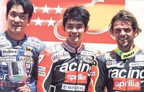 Tetsuya Harada (tengah) dan Loris Capirossi (kanan) saat membela Aprilia. Mereka pernah terlibat insiden kontroversial di seri terakhir GP250 tahun 1998 dimana Capirossi menyerempet Harada di tikungan terakhir saat memperebutkan posisi pertama dengan Valentino Rossi | Foto motorcyclenews.com