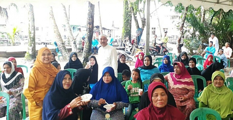 Abdul Kamar (Tengah) saat foto bersama warga 