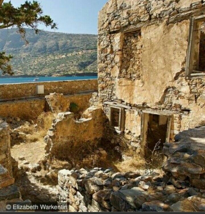 Sebuah pulau di Yunani yang ditinggalkan karena bekas tempat pembuangan penderita kusta. BBC.com