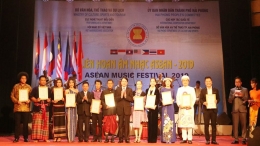 Para penerima penghargaan di atas panggung pada saat acara penutupan. Foto: MoCST Vietnam