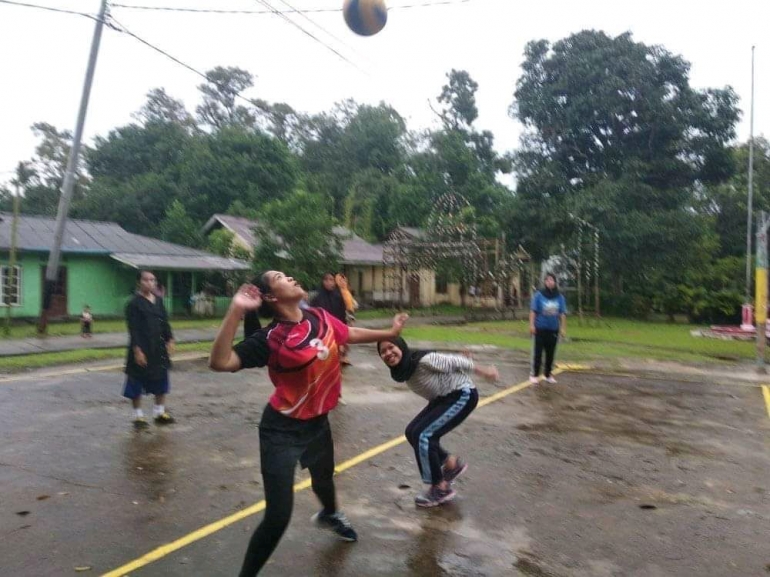 Pertandingan bola voli antar warga Desa Mentuda, Kabupaten Lingga. (F-Ihsan/Kompasiana)