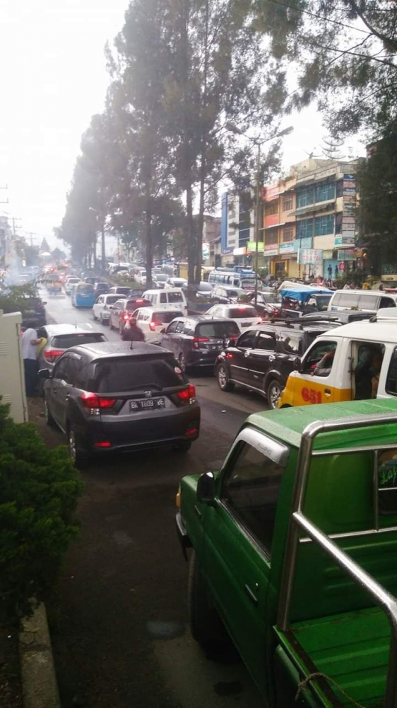 Kemacetan jalan Jamin Ginting di ruas Kota Berastagi saat puncak liburan Lebaran, 8/6/2019 (foto: Raka Milala)