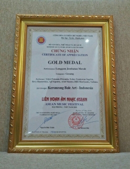 Piagan Penghargaan Gold Medal yang diterima oleh Indonesia. Foto: Kemdikbud.