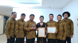 Grup Indonesia berfoto dengan penghargaan yang diraih di ASEAN Music Festival 2019. Foto: Kemdikbud.