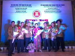 Grup Indonesia tampil memperkenalkan musik keroncong ke publik Vietnam. Foto: Kemdikbud.