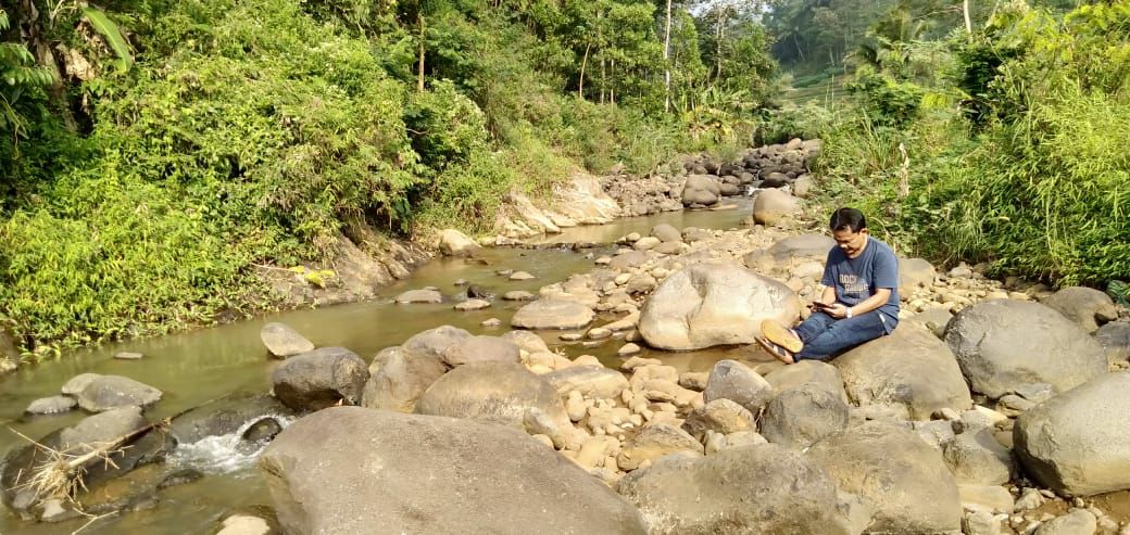 Menikmati suasana sungai 