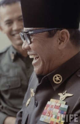 Nasution dibawah Bayang-Bayang Sukarno, tak seperti Suharto, Nasution amat lemah di depan Bung Karno (Sumber Photo : LIFE)