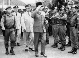 Presiden Sukarno, Brigjen Suharto dan Mayor Untung dalam satu inspeksi, Sukarno dan Untung adalah dua orang yang dikalahkan secara tragis oleh Suharto (Sumber Photo : Tabloid Detik)