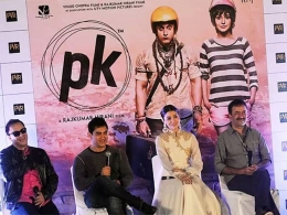 Konferensi Pers PK Bersama sang sutradara Paling Kanan (bollywoodlife.com)