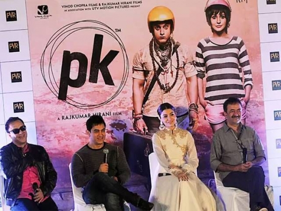 Konferensi Pers PK Bersama sang sutradara Paling Kanan (bollywoodlife.com)