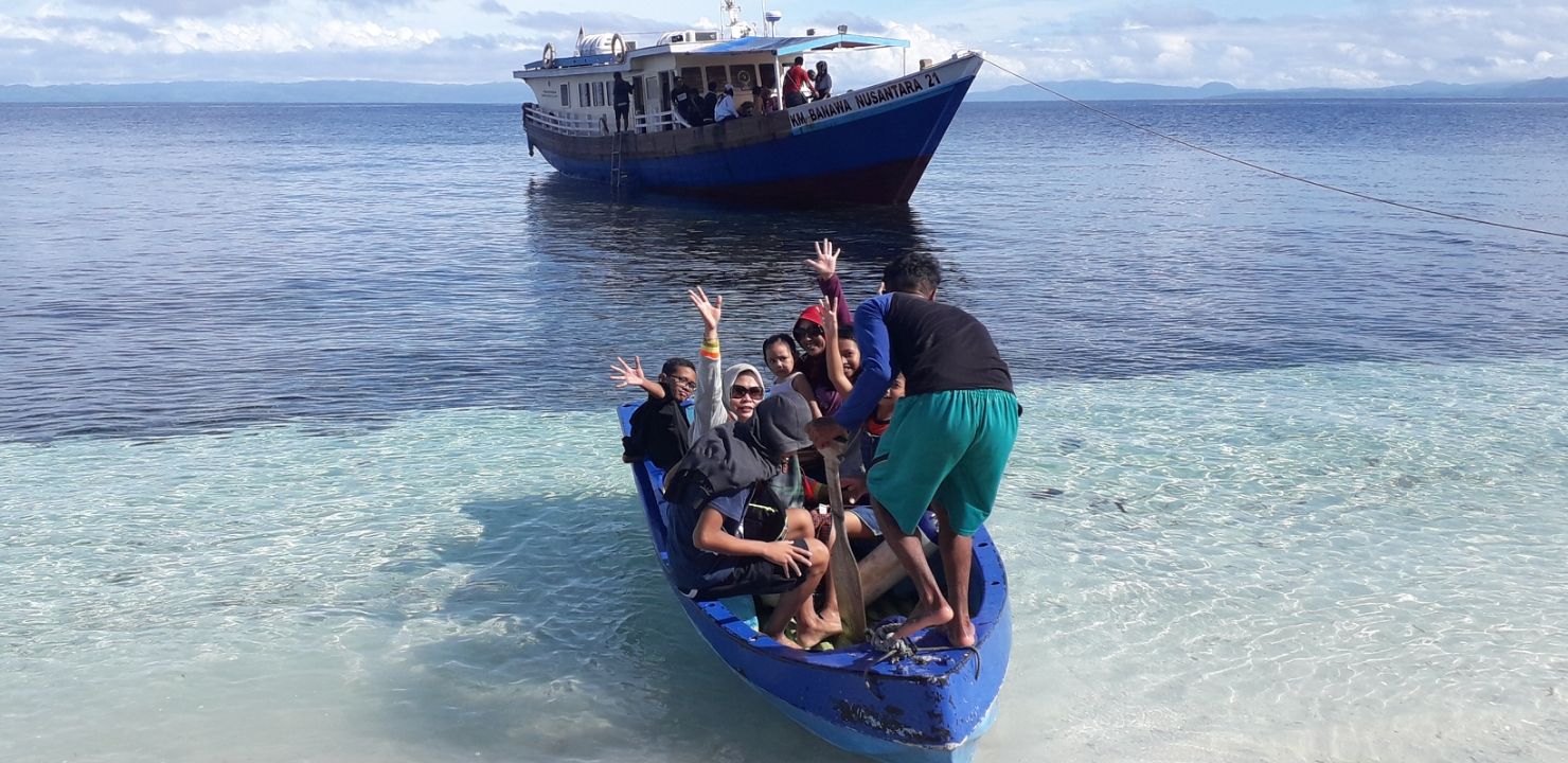 Naik kapal kayu, lanjut mudik pulau berikutnya. Di Banggai Laut.