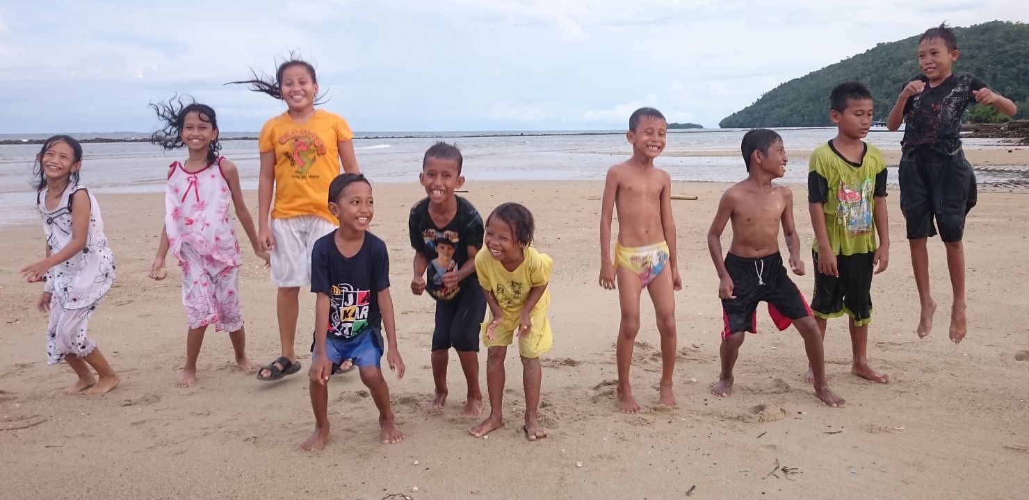 Anak-anak menyatu dengan anak-anak pantai