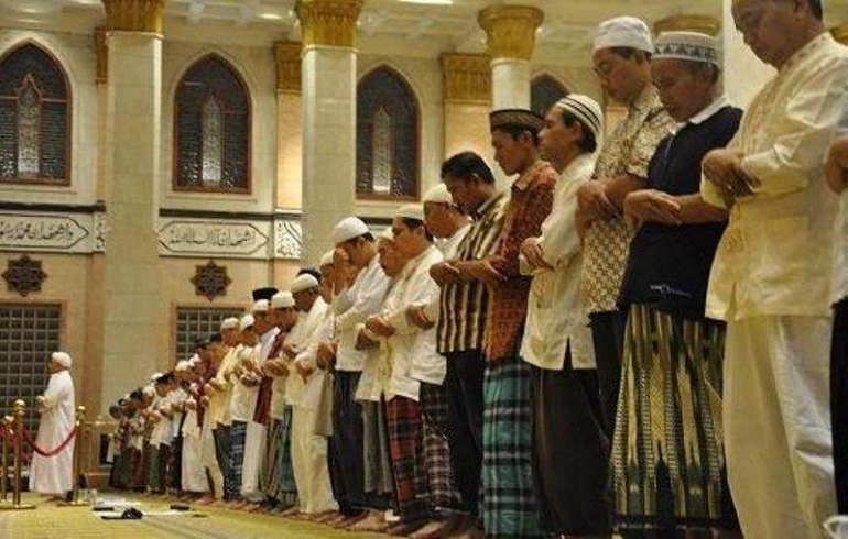 kebesamaan, salat wajib berjamaah di masjid (Gambar: hidayatullah.com)