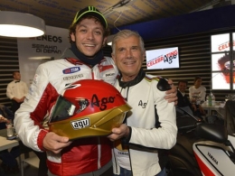 Valentino Rossi bersama legenda hidup GP motor Giacomo Agostini | Foto www.paddock-gp.com