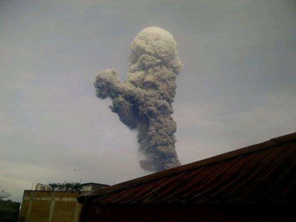 Pelepasan Abu Vulkanik dalam bentuk menyerupai sosok yang berdoa pada peristiwa erupsi Gunung Sinabung, 18 November 2013 (foto dari Kabanjahe, lk 16 km dari Sinabung, dokpri)