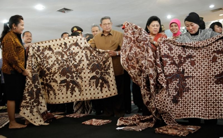 Momen Ibu Ani dan SBY dalam Hari Batik Nasional, sumber foto: www.okezone.com