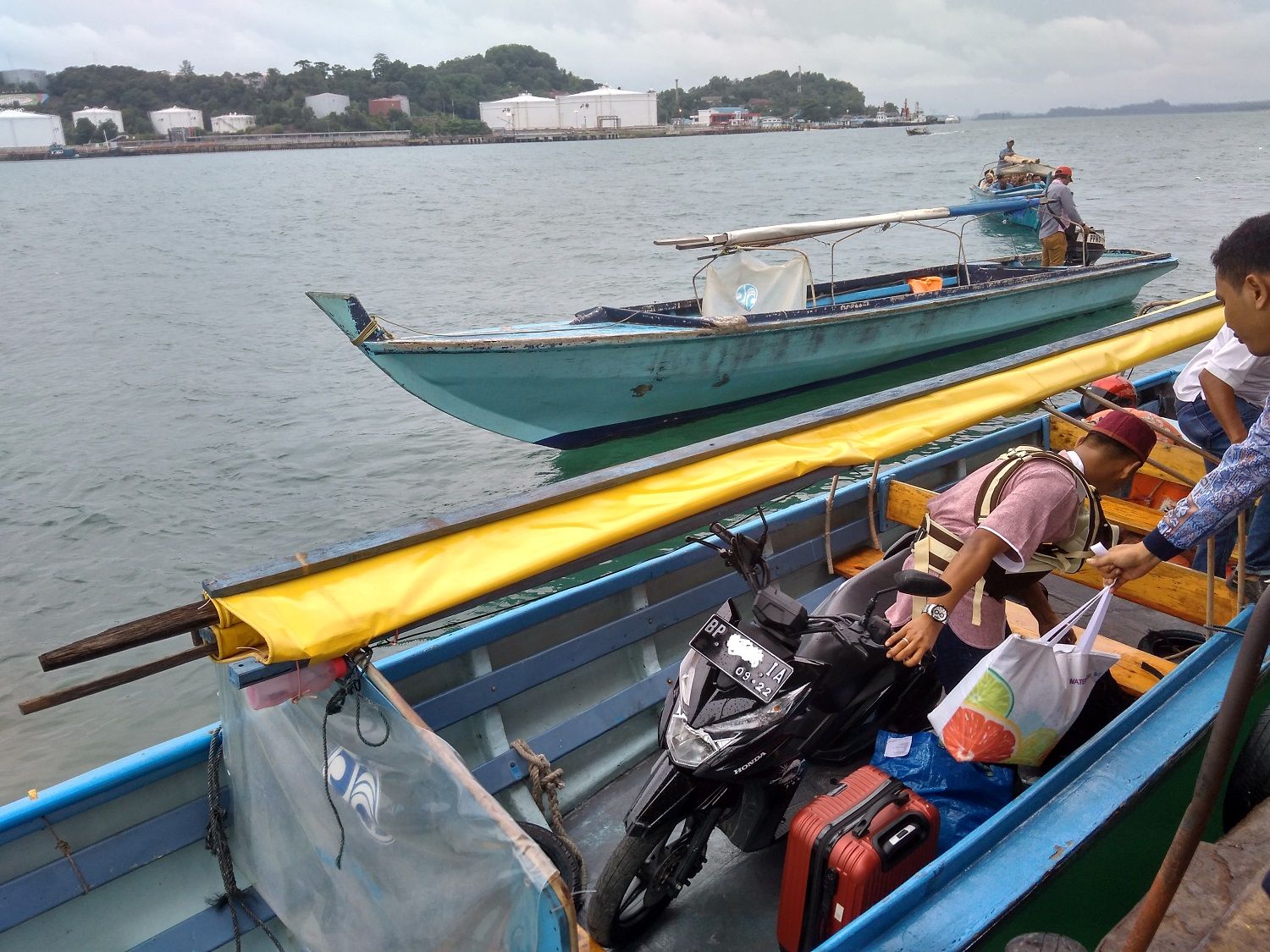 Motor yang dinaikan ke dalam perahu. | Dokumentasi Pribadi