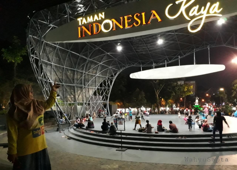 Mengunjungi Taman Indonesia Kaya jika malam hari tampak keren dengan tata pencahayaan yang pas. (Dok. Wahyu Sapta).