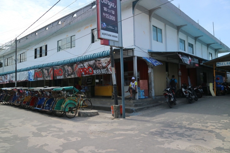 Becak dan motor yang menjadi andalan transportasi di Belakangpadang. | Dokumentasi Pribadi